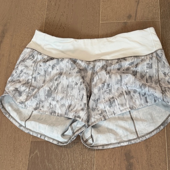 lululemon athletica Pants - lululemon athletica Women's gray and white athletic short 4”
